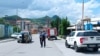 Vozilo KFOR-a i pripadnici kosovske policije koji sprečavaju prilaz mostu i prelazak iz Južne u Severnu Mitrovicu, 13. juna 2023. (Foto: Glas Amerike/Budimir Ničić)