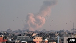 Dim se podiže iznad zgrada u Kan Junisu, nakon izraelskog bombardovanja, na fotograiji napravljenoj iz Rafe, na jugu Pojasa Gaze, 5. februara 2024.