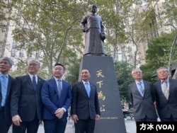 台灣總統大選國民黨參選人侯友宜在紐約哥倫布關於拜謁孫中山銅像後與紐約中華公所主席曾維康（左三）和國民黨副主席夏立言（左二）及僑領一起合影。（方冰拍攝）