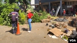 Bekususwa abathenga bethengisa impahla emigwaqweni koBulawayo