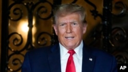 Bivši američki predsjednik Donald Tramp obraća se novinarima na Floridi (Foto: AP/Rebecca Blackwell)