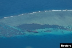 鳥瞰菲律賓海軍BRP Sierra Madre 號艦隻。自1999年以來此船一直擱淺在南沙群島有爭議的第二托馬斯淺灘，中國稱作仁愛礁，菲律賓稱阿雲金淺灘。 （2023年3月9日）