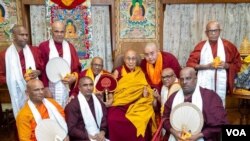 ཉིན་ཤྲི་ལངྒ་གི་བླ་ཆེན་མཆོག་དང་། གླིང་མཆོག་སྤྲུལ་རིན་པོ་ཆེ་མཆོག་གིས་དབུས་སྐུ་ཚབ་ཚོགས་ཆུང་