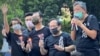 前支聯會主席李卓人(右一)及副主席何俊仁(右二)被控《港區國安法》下”煽動顛覆國家政權罪”，兩人分別被還柙超過兩年半及一年半，預料今年11月初之前無法正式開審。(美國之音/湯惠芸)