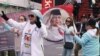 Para pendukung pasangan capres-cawapres Prabowo dan Gibran berjoget bersama di Times Square New York, Kamis, 1 Februari 2024. (Foto: VOA Indonesia)
