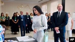 الهام علیوف، رییس جمهور آذربایجان، مهربان علیوف، بانوی نخست، و معاون رییس جمهور آذربایجان در حال رای‌دهی در انتخابات پارلمانی آن کشور