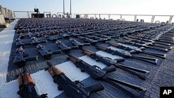 美國海軍提供的照片顯示"沙利文兄弟號"導彈驅逐艦甲板上擺放的AK-47 突擊步槍。這些武器是美國海軍從伊朗駛向也門胡塞武裝控制區的船隻上截獲的。 (2023年6月7日)