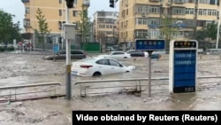 北京門頭溝區的暴雨造成洪水氾濫淹沒街道沖走汽車。（2023年7月31日）