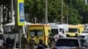 Anggota kepolisian Rusia dan sejumlah ambluans tampak berkumpul di dekat pusat penahanan di Rostov-on-Don, Rusia, pada 16 Juni 2024. (Foto: AP)