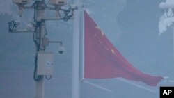 中國軍隊士兵在被霧霾籠罩的天安門廣場升起國旗。（2019年3月5日）