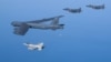 미한 공군이 30일 한반도 상공에서 연합기동훈련을 실시했다. 미 공군 B-52H 전략폭격기(가운데)와 한국 공군 F-35(위), F-16(아래) 전투기가 나란히 비행하고 있다. 사진 = 한국 공군 제공.