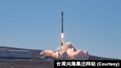 台灣鴻海集團與台灣國立中央大學合作研發的兩枚衛星在美國成功發射升空。（2023年11月12日）