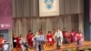 中國學生在英國大學畢業典禮上揮舞自由香港旗幟