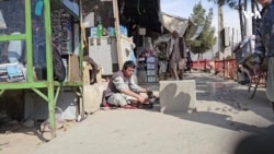 جوان معتاد پس از درمان، به کار کفش‌دوزی مشغول شده است