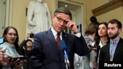 Ketua DPR AS AS Mike Johnson (R-LA) berbicara kepada awak media setelah legislator menyetujui RUU pemberian bantuan keamanan sebesar $95 miliar kepada Ukraina, Israel dan Taiwan, di Capitol Hill di Washington, Sabtu, 20 April 2024. (Foto: Ken Cedeno/Reuters)