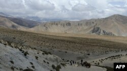 གློ་སྨོན་ཐང་གི་རི་ཁྲོད་དུ་