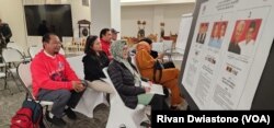 Saksi dari partai maupun paslon hadir untuk menyaksikan penghitungan suara. (Foto: VOA/Rivan Dwiastono)