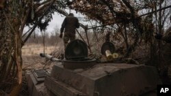 Ukrajinski vojnici pripremaju samohodno artiljerijsko oruđe za otvaranje vatre na ruske položaje na frontu u regionu Donjecka, Ukrajina, 16. februara 2024.