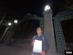 在加州大學柏克萊分校讀博士的香港民主委員會成員周永康接受了美國之音記者的訪問（美國之音/周星辰）