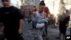 Palestinci evakuišu preživele posle izraelskih vazdušnih udara na zgrade u Deir al Balahu u Pojasu Gaze, 7. novembra 2023. 