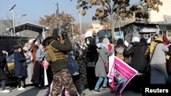 یوناما گفته است که زنان و دختران در تحت حاکمیت طالبان در افغانستان به گونۀ نظامند از حقوق اساسی شان در زمنیه‌های تعلیم، کار و زندگی اجتماعی  محروم  شده‌اند.