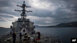 Kapal perusak AS USS Carney yang ditempatkan di Laut Merah (foto: dok). 