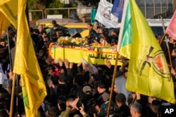 Borci Narodnih mobilizacionih snaga nose sanduk sa telom Visama Muhameda al-Saedija, komandanta pravaojne grupe Katiab Hezbolah, koji je ubijen u udaru američke bespilotne letelice, u Bagdadu, 8. februara 2024.