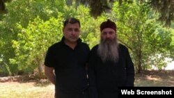 სახელმწიფო უსაფრთხოების სამსახურის უფროსის ყოფილი მოადგილე სოსო გოგაშვილი და პატრიარქის ქორეპისკოპოსი, მეუფე იაკობი