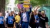 Warga muda AS, sebagian besar mahasiswa, melakukan aksi protes menuntut penghapusan pinjaman kuliah dalam aksi di Lafayette Park, dekat Gedung Putih di Washington, DC 30 Juni 2023 lalu. 