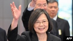 台灣總統蔡英文2023年3月29日飛往紐約前在桃園國際機場揮手告別。 （法新社）
