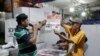 Petugas pemilu menghitung suara di TPS setelah pemungutan suara pemilu ditutup di Jakarta, 14 Februari 2024. (REUTERS/Ajeng Dinar Ulfiana)
