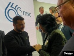 უკრაინის და საქართველოს პრეზიდენტების რამდენიმე წუთიანი შეხვედრა მიუნხენის უსაფრთხოების კონფერენციაზე