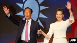 ཧྥོག་སི་འཕྲུལ་རིག་བཟོ་ཚོང་ཁང་གི་ཕྱུག་བདག་གོ་ཐེ་མིང་