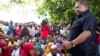 Presidente moçambicano Filipe Nyusi visita familiares das vítimas do naufrágio, no posto administrativo de Lunga.