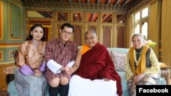 ཕྱི་ཟླ་༤་པའི་ཚེས་༡༥་ཉིན་འབྲུག་རྒྱལ་པོ་འཇིགས་མེད་གེ་སར་རྣམ་རྒྱལ་དབང་ཕྱུག་དང་བཙུན་མོ་གཉིས་ཀྱིས་དགུང་གྲངས་༧༨་ལ་ཕེབས་པའི་ས་སྐྱ་ཁྲི་ཆེན་རིན་པོ་ཆེ་དང་བདག་མོ་བཀྲ་ཤིས་ལྷ་སྐྱིད་སོགས་སྐུ་འཁོར་རྣམས་ལ་མཇལ་འཕྲད་གནང་འདུག (Photo: Pawo Choyning Dorji Facebook)