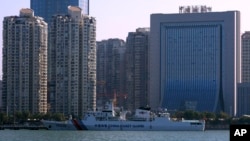 中國福建廈門海關大樓前停靠的中國海警船。 （2023年12月26日）