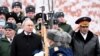 Presiden Rusia Vladimir Putin dan Menteri Pertahanan Sergei Shoigu menghadiri peringatan Hari Pembela Tanah Air di Makam Prajurit Tak Dikenal di Moskow, Rusia, 23 Februari 2024. (Foto: Sputnik /Sergei Savostyanov via REUTERS)
​