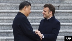 2023年4月6日，法國總統馬克龍與中國國家主席習近平在北京舉行的歡迎儀式上。（法新社照片）