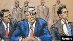 Sketsa persidangan menampilkan mantan Presiden AS Donald Trump duduk di antara kuasa hukumnya Todd Blanche dan John Lauro saat menjalani persidangan di pengadilan federal Washington, pada 3 Agustus 2023. (Foto: Reuters/Jane Rosenberg)