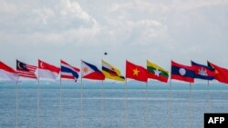 ASEAN အဖွဲ့ဝင်နိုင်ငံအလံများ ယခင်မှတ်တမ်းဓာတ်ပုံ။