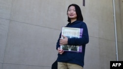 一名來自中國成都的留學生站在美國加州特曼庫拉的林菲爾德基督教學校的校園裡。（2016年3月23日）