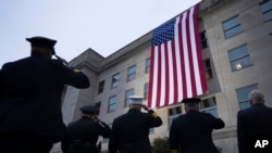 Salutiranje američkoj zastavi istaknutoj na zgradi Pentagona, u znaj sećanja na žrtve terorističkog napada 2001, 11. septembra 2023.
