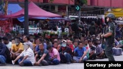 မလေးရှားနိုင်ငံ၊ ကွာလ္လာမ်ပူမြို့မှာ မလေးရှားဌာနစုံစစ်ဆင်ရေးနဲ့ ရှောင်တခင် ရှာဖွေဖမ်းဆီးထားခံရတဲ့ မြန်မာအပါအဝင် နိုင်ငံခြားသားများ။ (ဓာတ်ပုံ-မလေးရှားလဝက/ဒီဇင်ဘာ ၂၁၊ ၂၀၂၃)