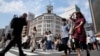 資料照片: 2024年5月21日人們走過日本東京銀座一條街道