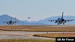 Arhiva - Dva borbena aviona F-16 američkog vazduhoplovstva rulaju pistom dok borbeni avion F-16 Republike Koreje poleće, tokom trenažnog redovnog događaja za fiskalnu 2023. u vazduhoplovnoj bazi Kunsan, 2. novembra 2022.