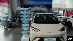 2024年4月10日，中國汽車製造商比亞迪的海鷗電動車在北京的一個展廳展出。 （美聯社照片）