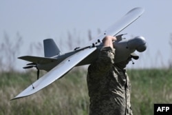 Ukrajinski vojnik priprema se da lansira dron u regionu Donjeck, 27. aprila 2024.