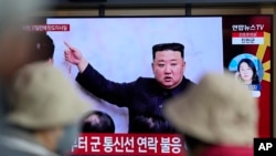 Ljudi prate TV program i izveštaj o severnokorejskom lansiranju u okviru kog je prikazana fotografija severnokorejskog lidera Kim Džong Una, na železničkoj stanici u Seulu, Južna Koreja, 13. aprila 2023.