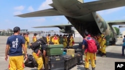 台灣空軍C-300雲運輸機準備從台南屏東軍事基地起飛將救援人員送往花蓮地震災區。 （2024年4月3日）