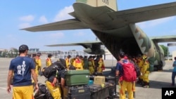 台灣空軍C-300雲運輸機準備從台南屏東軍事基地起飛將救援人員送往花蓮地震災區。 （2024年4月3日）